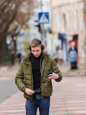 How to Choose Noise-Canceling Headphones: A 2025 Guide - Cover Image