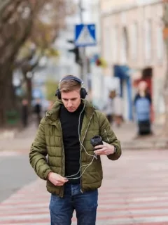How to Choose Noise-Canceling Headphones: A 2025 Guide - Cover Image